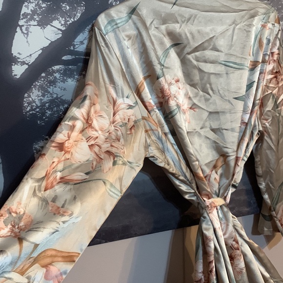 HOST PICK 🌸Floral satin like robe 1XL - Picture 5 of 9
